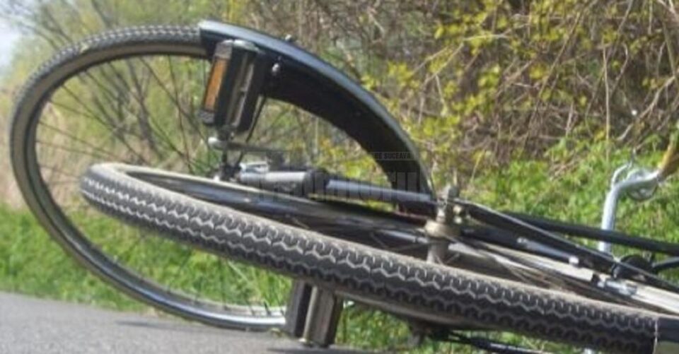 Copil de patru ani accidentat de o mașină în timp ce se deplasa cu bicicleta