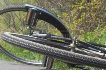 Copil de patru ani accidentat de o mașină în timp ce se deplasa cu bicicleta