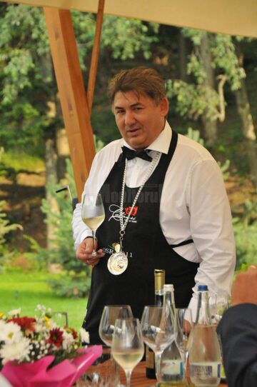 Degustări de vinuri de calitate, la terasa Pensiunii Piatra Pinului