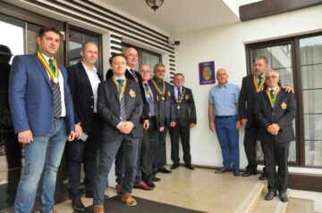 Placheta de certificare OEVE (Ordinului European al Cavalerilor Vinului), montată la intrarea în Pensiunea Piatra Pinului