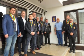 Placheta de certificare OEVE (Ordinului European al Cavalerilor Vinului), montată la intrarea în Pensiunea Piatra Pinului