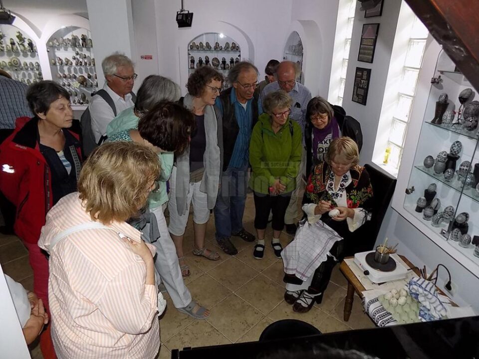 Un grup de belgieni a vizitat Muzeul Ouălor „Lucia Condrea” din Moldovița