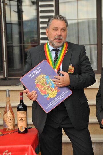 Pensiunea Piatra Pinului, prima din Bucovina certificată cu „Trei pahare” de Ordinul European al Cavalerilor Vinului