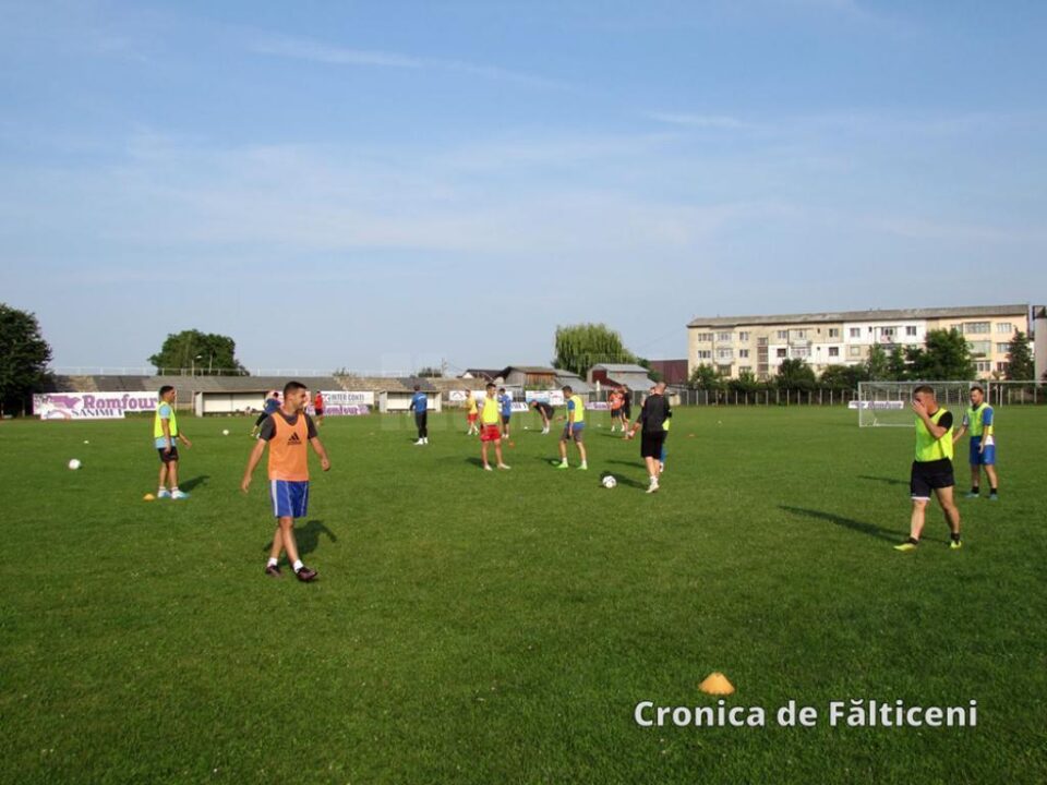 30 de jucători s-au prezentat la trialul de pe Tineretului. Foto Cronica de Fălticeni