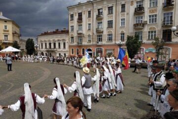 Ansamblul „Mlădițe Bucovinene” de la Școala Gimnazială Nr. 8 Suceava, premiat la Cernăuți