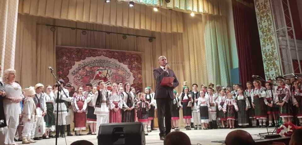 Ansamblul „Mlădițe Bucovinene” de la Școala Gimnazială Nr. 8 Suceava, premiat la Cernăuți