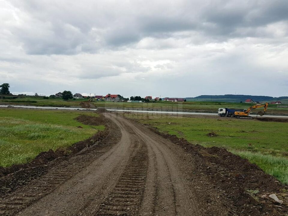 Lucrări de amenajare a căilor de acces spre podul provizoriu