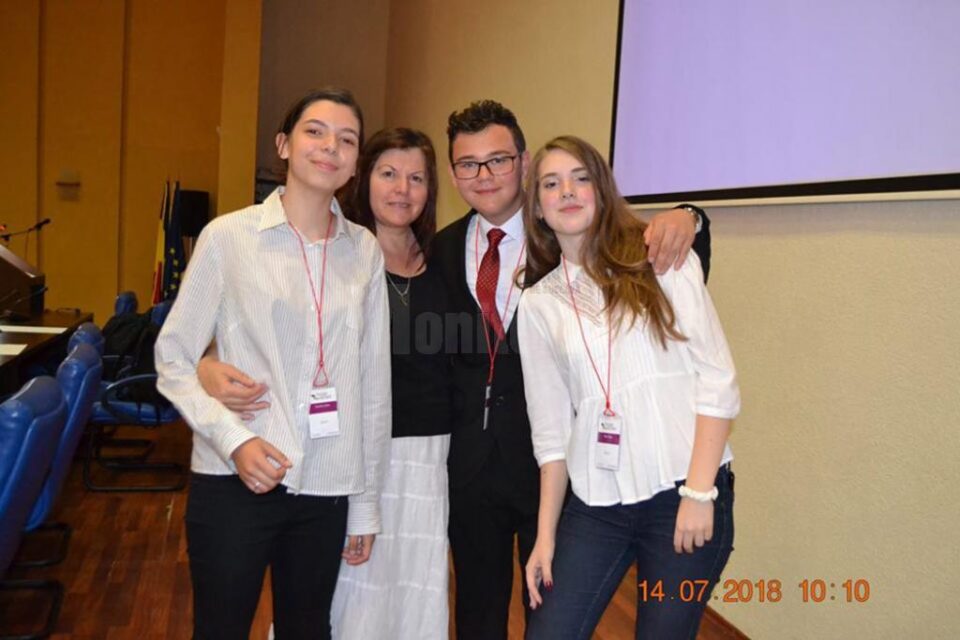 Echipa câștigătoare, alături de prof. Ileana Boteanu