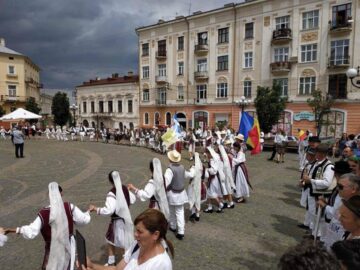 Ansamblul „Mlădițe Bucovinene” de la Școala Gimnazială Nr. 8 Suceava, premiat la Cernăuți