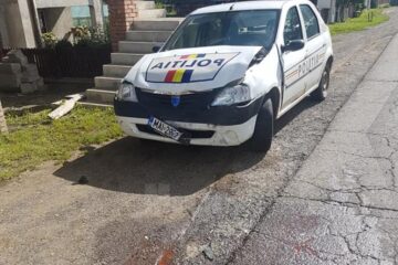 O mașină a Poliției a intrat într-un autoturism condus de o tânără care nu a acordat prioritate