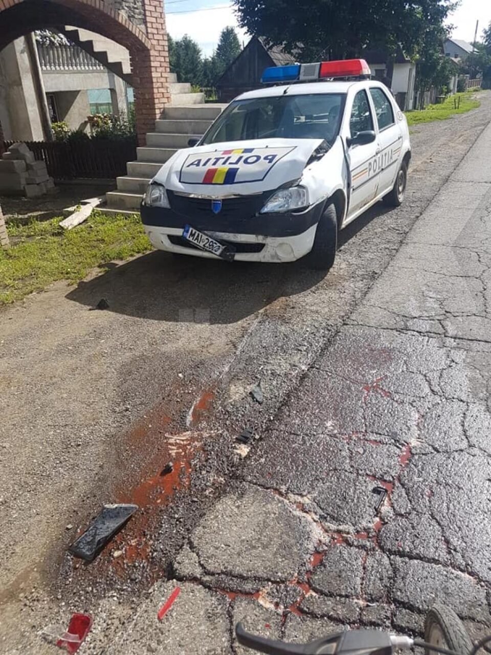 O mașină a Poliției a intrat într-un autoturism condus de o tânără care nu a acordat prioritate