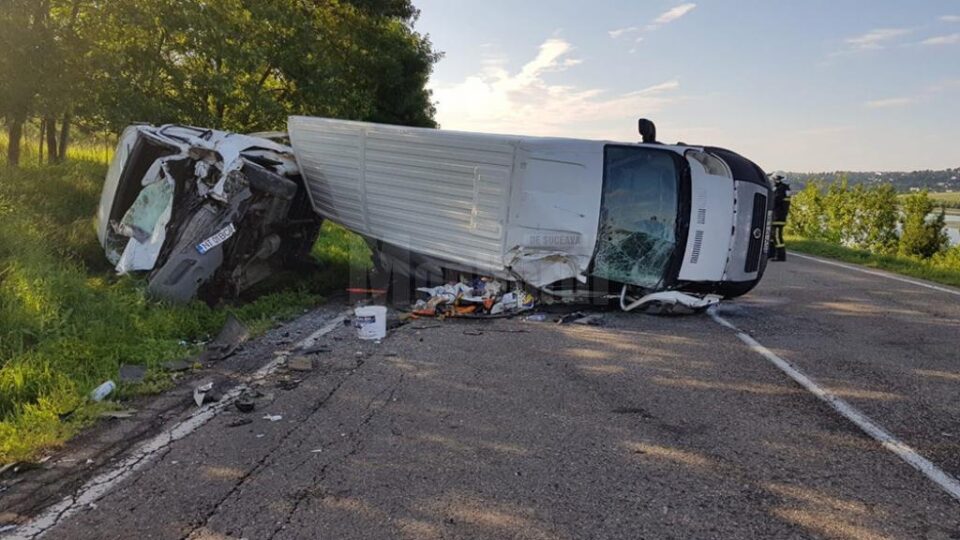 Cele trei microbuze răsturnate pe E 85