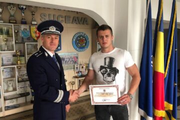 Tânărul polițist, alături de comisarul Marius Ciotău, președintele CNP
