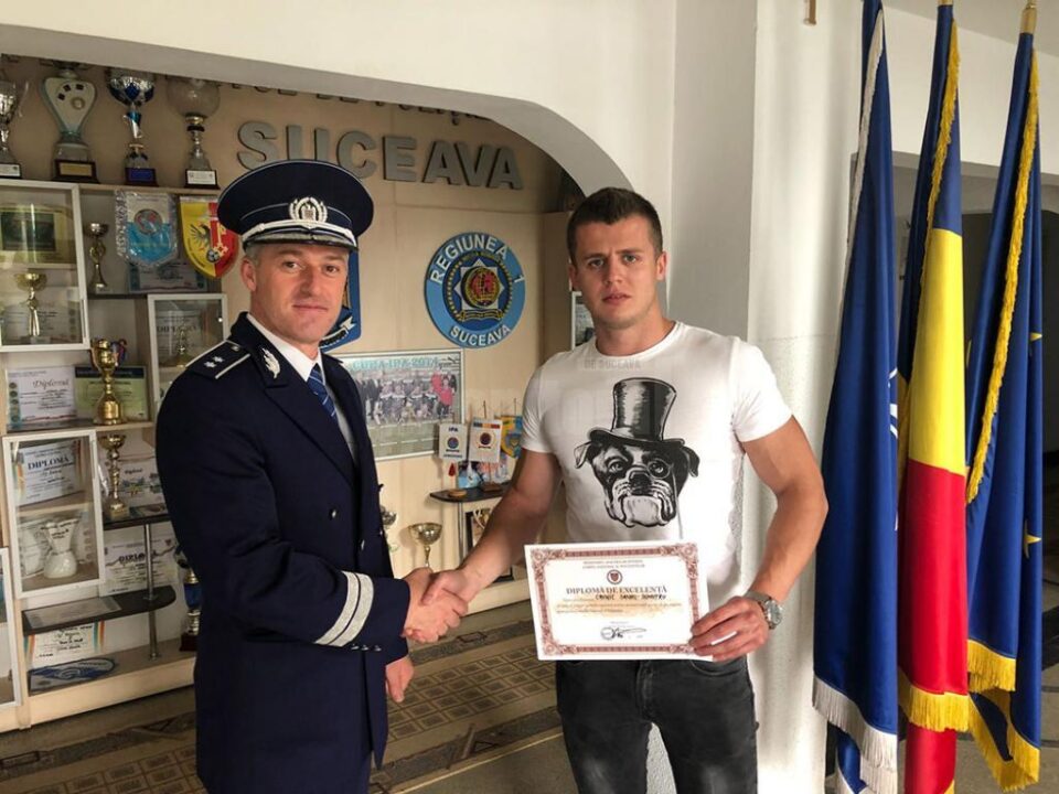 Tânărul polițist, alături de comisarul Marius Ciotău, președintele CNP