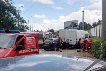 Autoturismul a fost acroșat și a ajuns într-o autoutilitara care staționa
