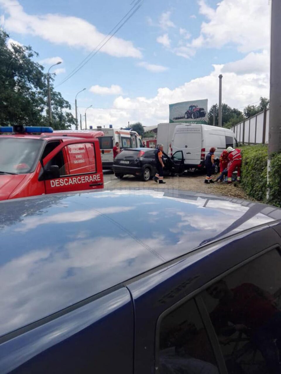 Autoturismul a fost acroșat și a ajuns într-o autoutilitara care staționa
