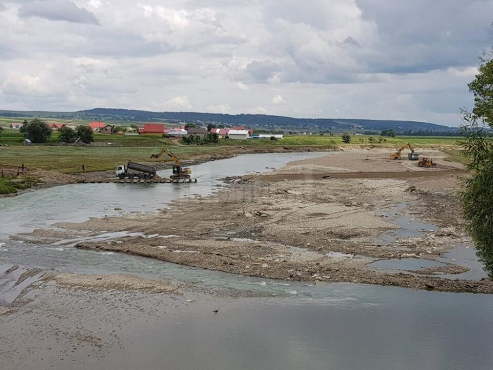 Ieri se lucra intens la amenajarea podului
