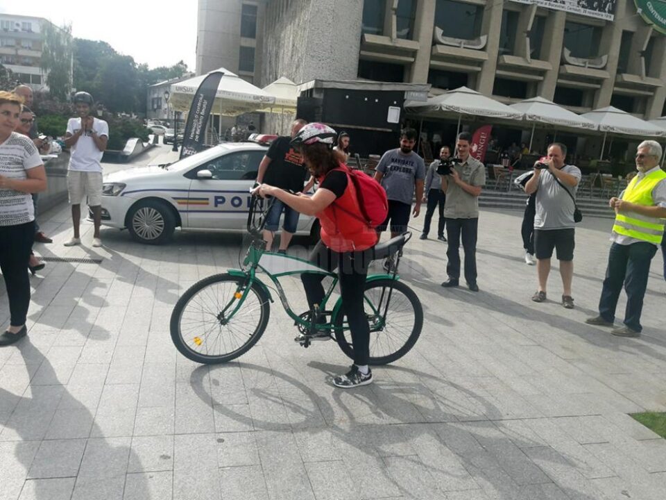 Cu sprijinul unor sponsori și al unor parteneri tradiționali, pe esplanada Casei de Cultură Suceava a fost adusă „bicicleta beată”
