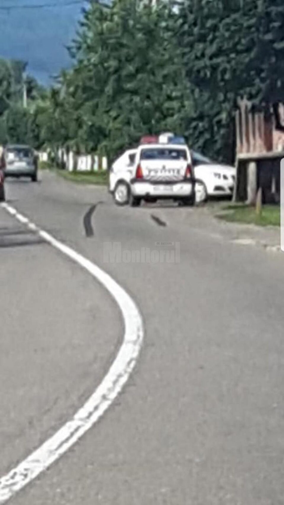 Mașina poliției a intrat violent într-un autoturism Seat al cărui șofer nu i-a acordat prioritate Mașina poliției a intrat violent într-un autoturism Seat al cărui șofer nu i-a acordat prioritate