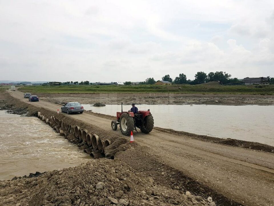 Podul provizoriu a fost deschis joi după-amiază