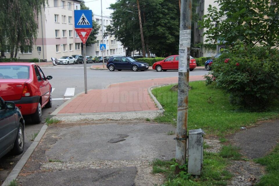 Coșurile de gunoi stradale au dispărut total de pe strada 6 Noiembrie