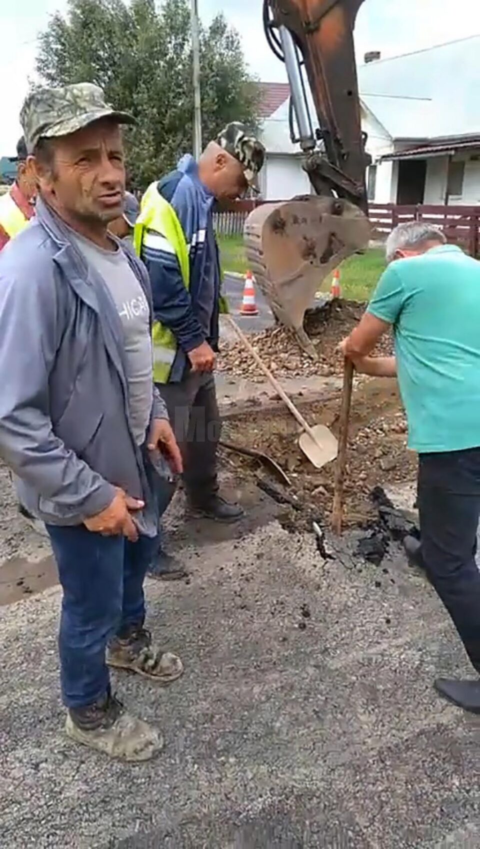 Stradă asfaltată, spartă a doua zi pentru un racord la utilități