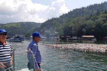 Peste 100 de tone de deșeuri, strânse din Lacul Bicaz Foto: MEDIAFAX