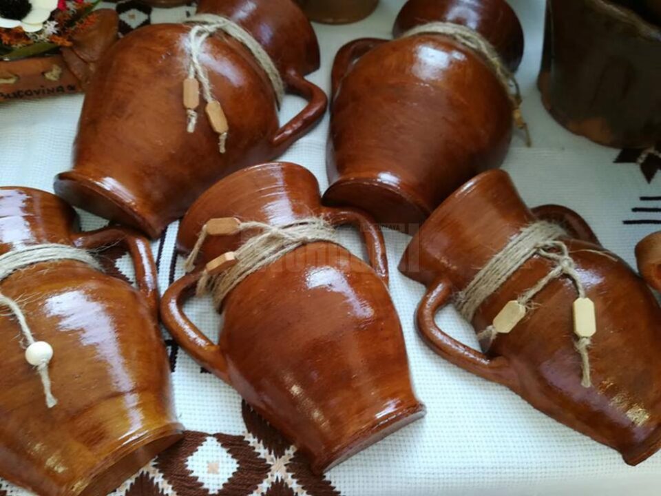 Demonstrații de olărit, făcute de un meșter sucevean de la Marginea, în centrul Constanței