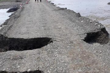 Circulația pe podul provizoriu de la Milișăuți a fost oprită după ce a fost afectat de o viitură pe râul Suceava