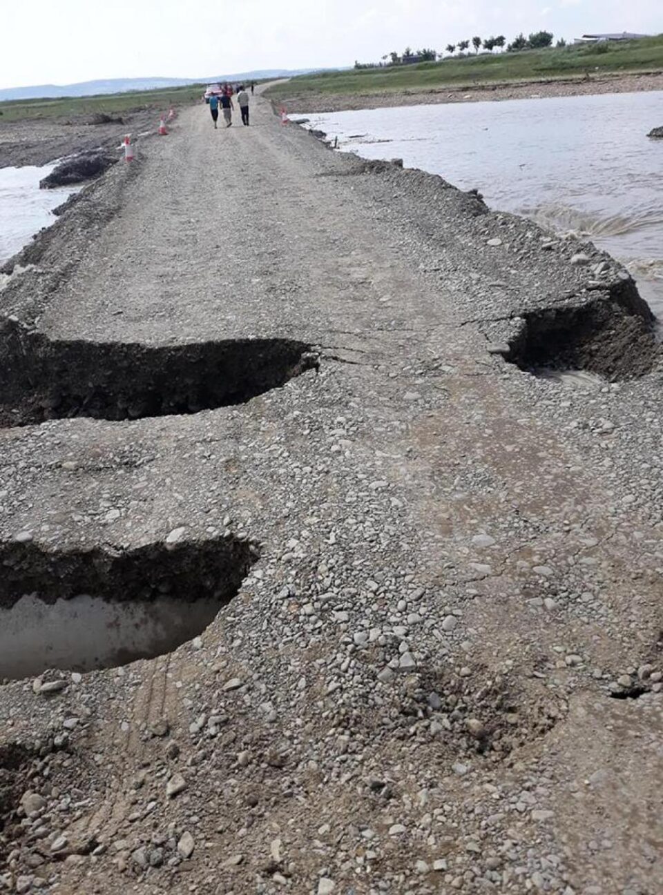 Circulația pe podul provizoriu de la Milișăuți a fost oprită după ce a fost afectat de o viitură pe râul Suceava