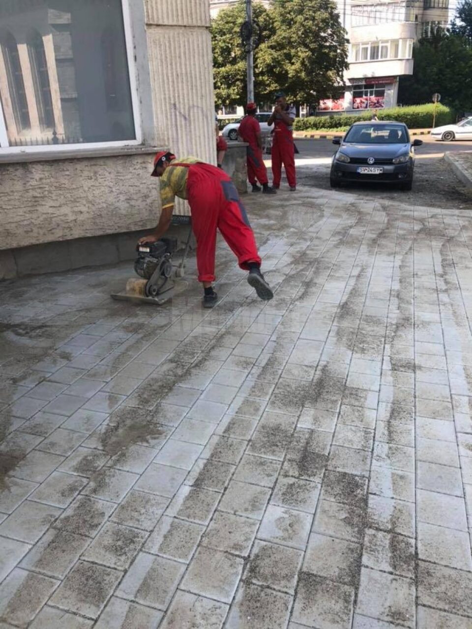 Strada Curtea Domnească, în curs de reabilitare totală, cu trotuare în două culori