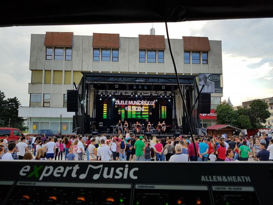Scena poate fi folosită la festivaluri de mare amploare, cum ar fi Electric Castle