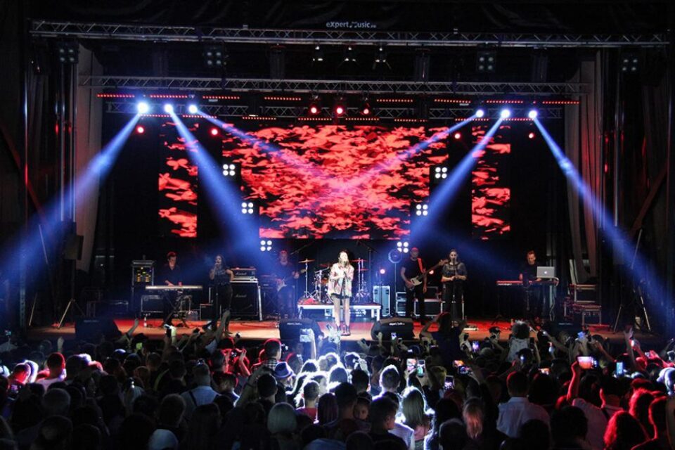 Scena poate fi folosită la festivaluri de mare amploare, cum ar fi Electric Castle