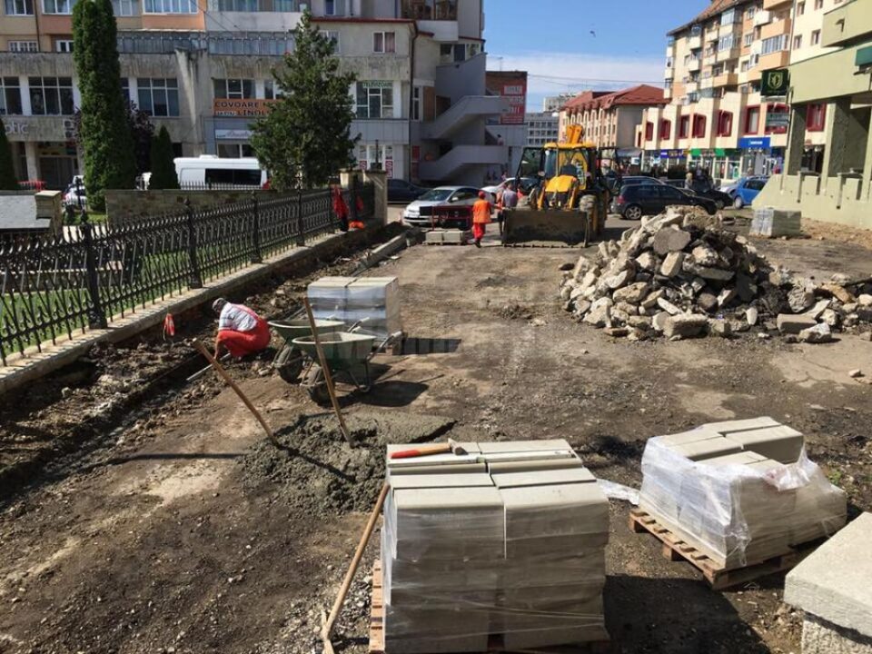 Strada Curtea Domnească, în curs de reabilitare totală, cu trotuare în două culori