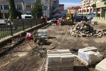Strada Curtea Domnească, în curs de reabilitare totală, cu trotuare în două culori