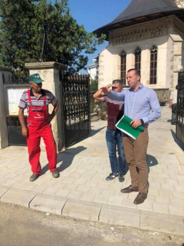 Viceprimarul Lucian Harșovschi a luat decizia ca trotuarul din jurul Bisericii "Sf. Dumitru" să fie în nuanță gri, după discuțiile cu reprezentanții acesteia