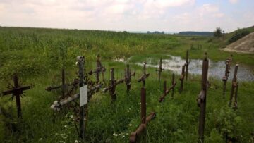 Malurile mlaștinii s-au umplut de crucile celor care și-au găsit sfârșitul în teribilul accident
