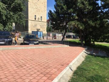 Strada Curtea Domnească, în curs de reabilitare totală, cu trotuare în două culori