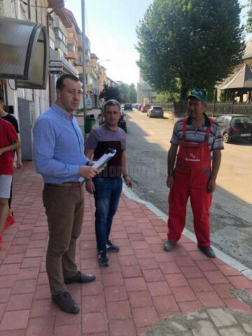 Viceprimarul Lucian Harșovschi a luat decizia ca trotuarul din jurul Bisericii "Sf. Dumitru" să fie în nuanță gri, după discuțiile cu reprezentanții acesteia