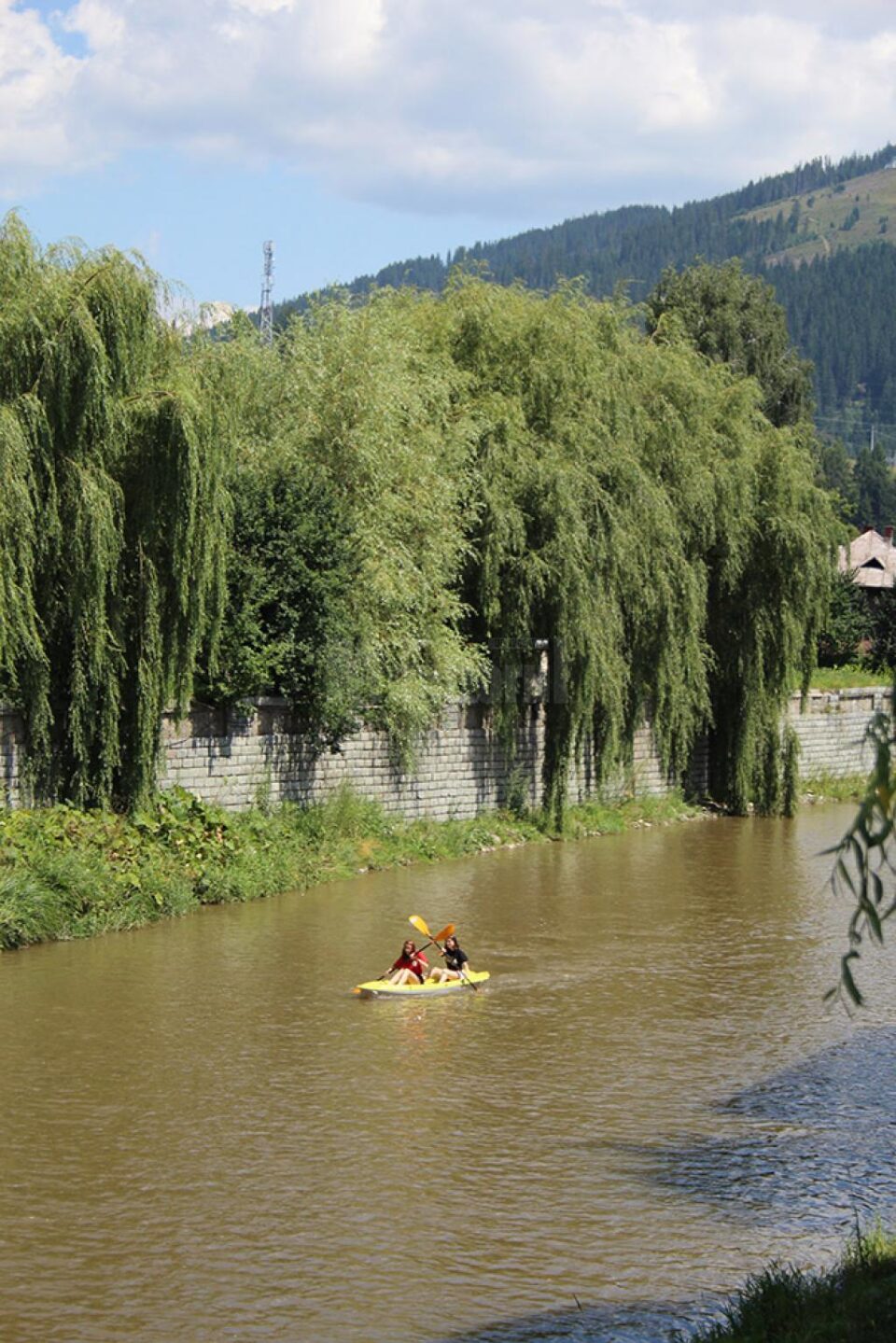 Caiacele au revenit pe Bistrița Aurie, la cea de-a treia ediție a „Dorna Kayak Fest”