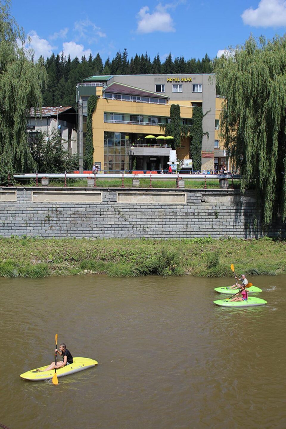 Caiacele au revenit pe Bistrița Aurie, la cea de-a treia ediție a „Dorna Kayak Fest”