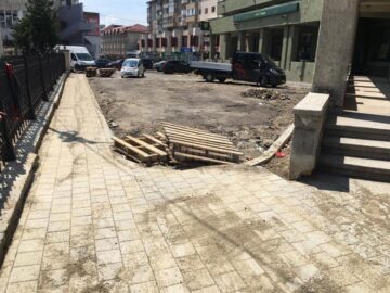 Strada Curtea Domnească, în curs de reabilitare totală, cu trotuare în două culori