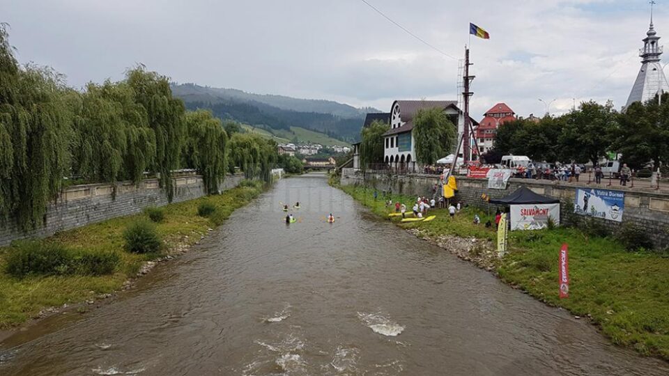 Caiacele au revenit pe Bistrița Aurie, la cea de-a treia ediție a „Dorna Kayak Fest”