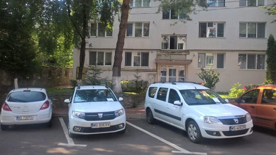 Masinile Delgaz, parcate ieri dimineață pe strada Ciprian Porumbescu