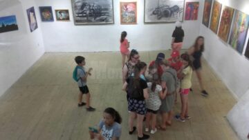 Copii de la Așezământul „Sfântul Ierarh Leontie” din Rădăuți, într-o tabără de pictură la Bazna