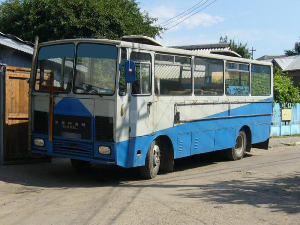 Autobuz Roman Diesel A 8, denumit atunci o ”cutie de chibrituri pe roți”