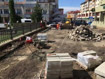 Strada Curtea Domnească, în curs de reabilitare totală, cu trotuare în două culori