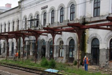 Doi muncitori ai firmei Ghenuța SRL se mișcau agale prin gară