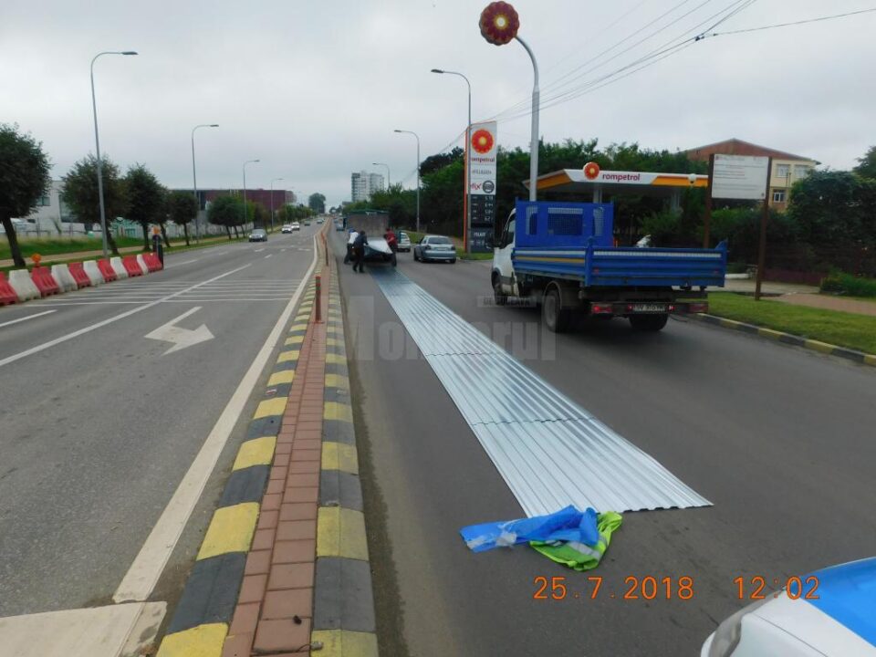 Colile de tablă s-au împrăștiat pe banda a doua a sensului de mers, blocând circulația