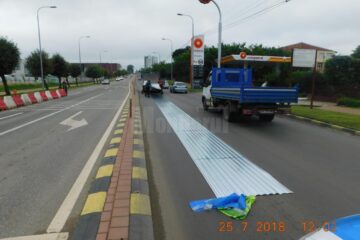 Colile de tablă s-au împrăștiat pe banda a doua a sensului de mers, blocând circulația